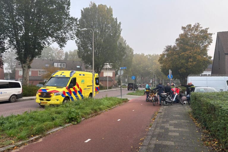Scooterrijder botst op geparkeerde auto na aanrijding