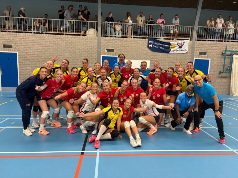Volleybaldames Mamamo ZVH knokken zich in vijf sets langs Meerkerk - Foto: Lesley Remerink